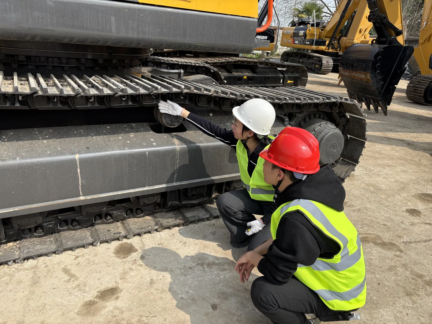 Inspecting a used Komatsu excavator in China
